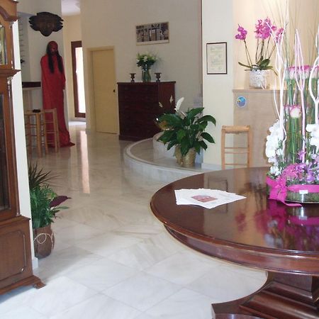 Efplias Hotel Apartments Pireo Esterno foto