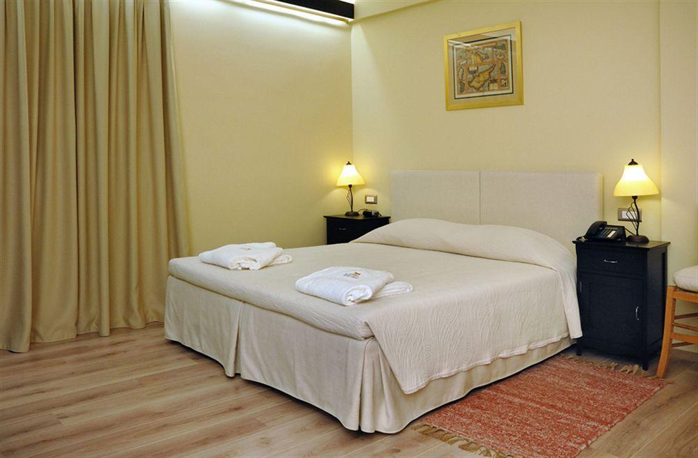 Efplias Hotel Apartments Pireo Esterno foto