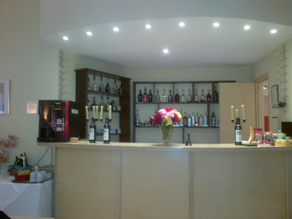 Efplias Hotel Apartments Pireo Esterno foto