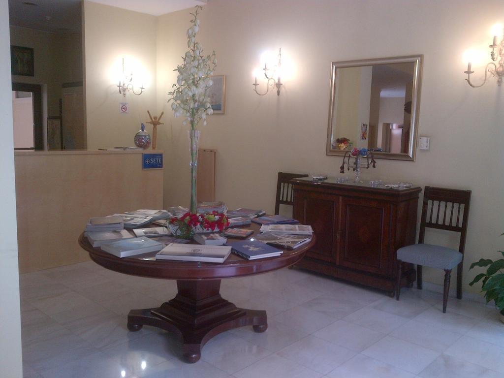 Efplias Hotel Apartments Pireo Esterno foto