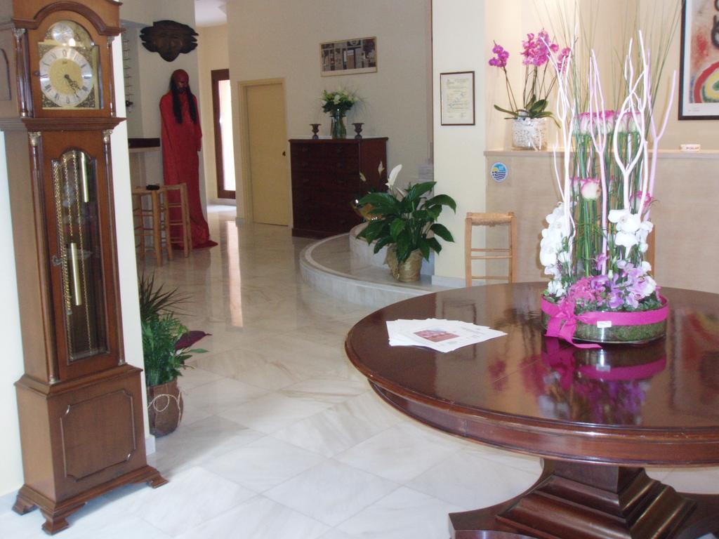 Efplias Hotel Apartments Pireo Esterno foto
