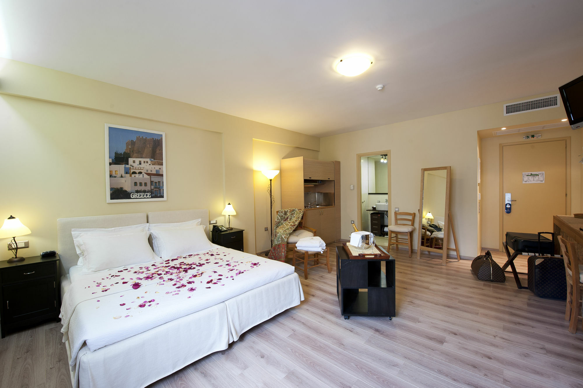 Efplias Hotel Apartments Pireo Esterno foto