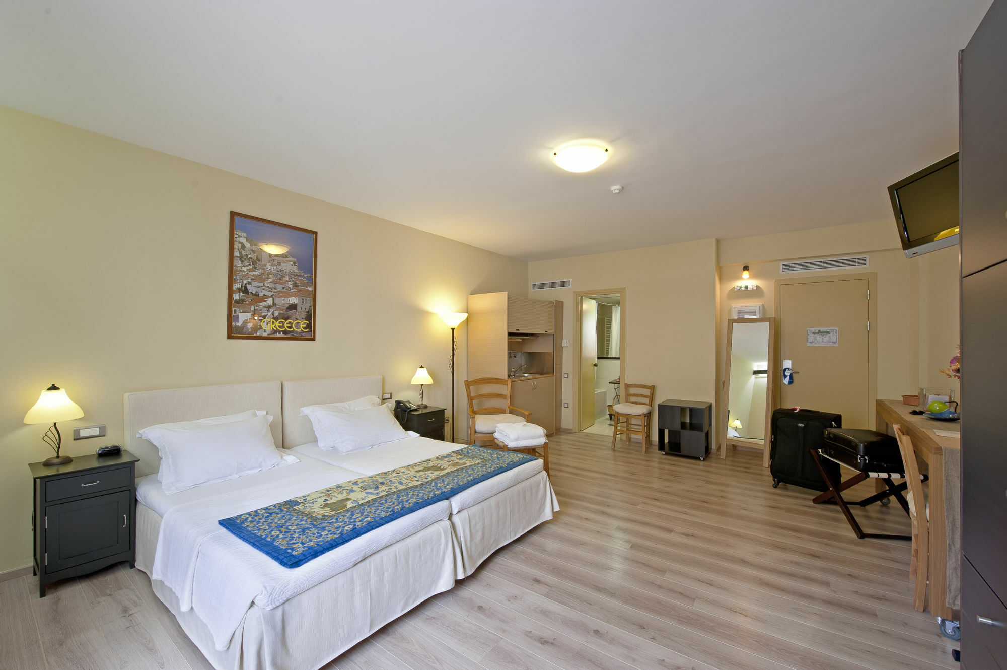 Efplias Hotel Apartments Pireo Esterno foto