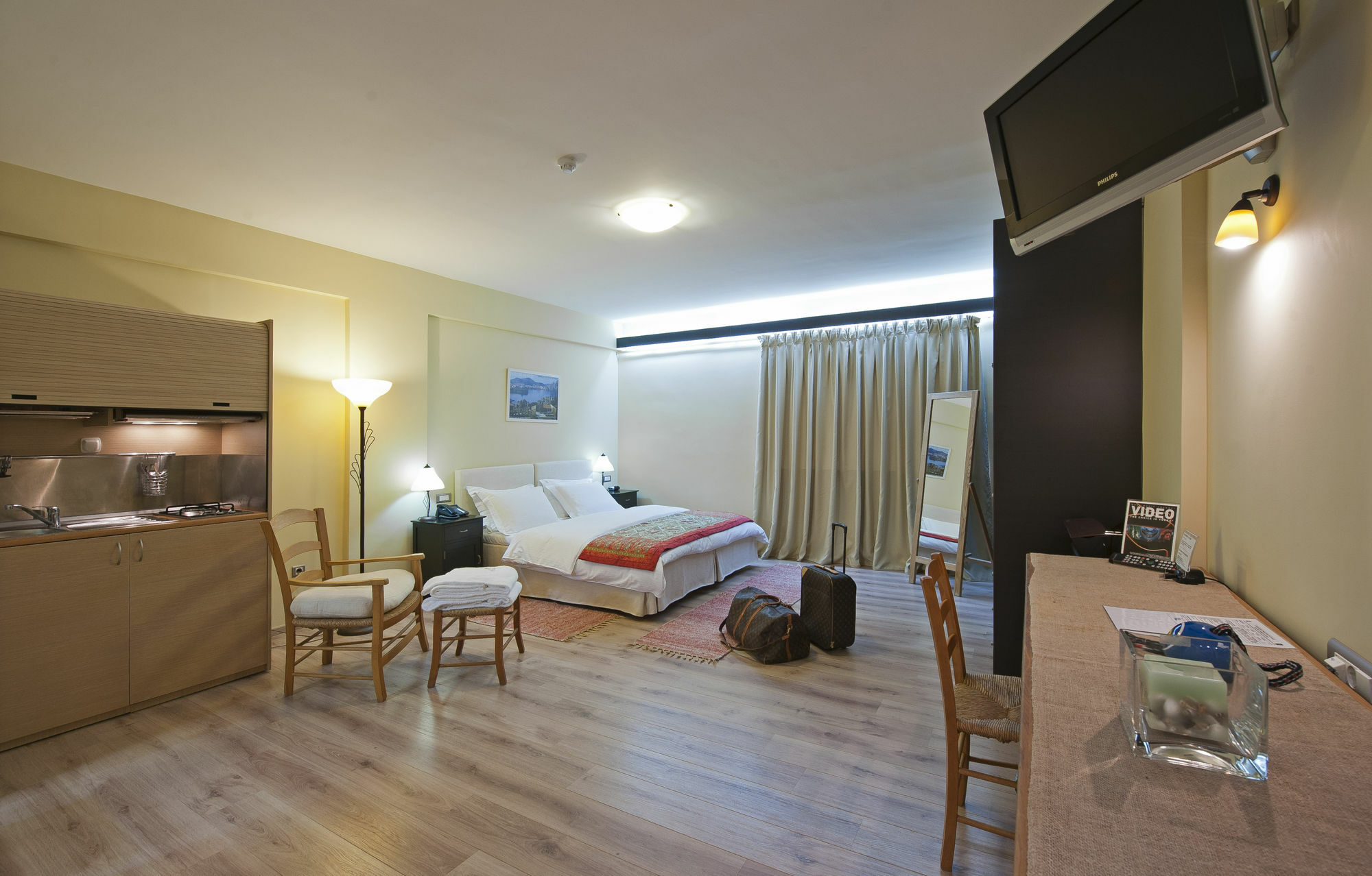 Efplias Hotel Apartments Pireo Esterno foto