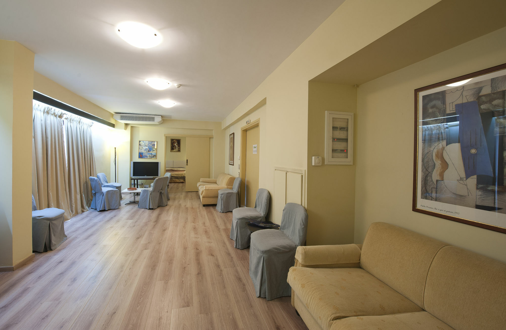 Efplias Hotel Apartments Pireo Esterno foto