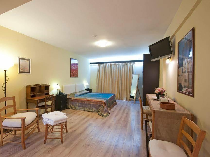 Efplias Hotel Apartments Pireo Esterno foto